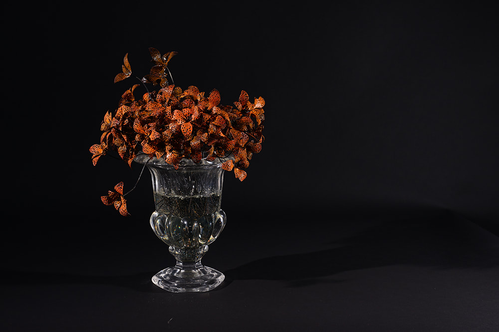 吳竟銍/瓶花系列-A Stephanie/30x30x35cm/紅銅、琺瑯、玻璃雕刻、環氧樹脂/2020