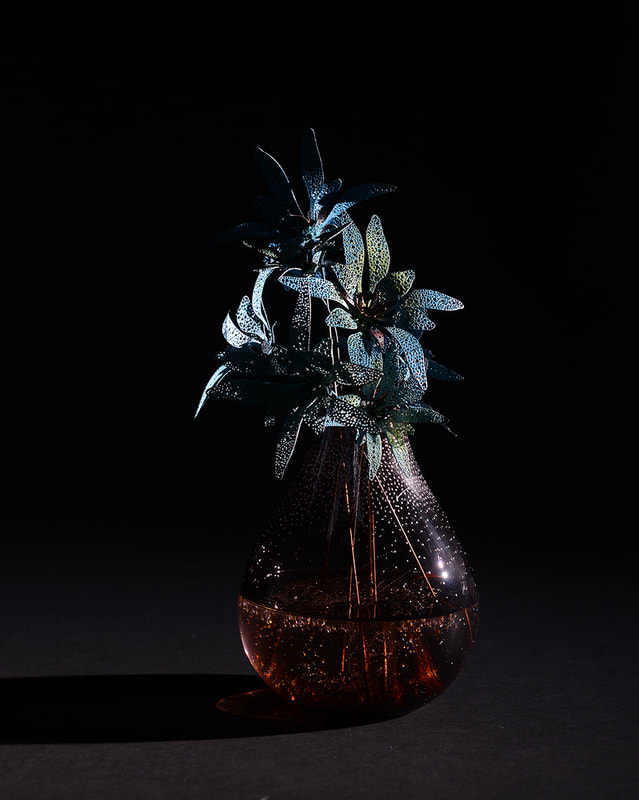 吳竟銍/瓶花系列-Renee/15x15x25cm/紅銅、琺瑯、玻璃雕刻、環氧樹脂/2020